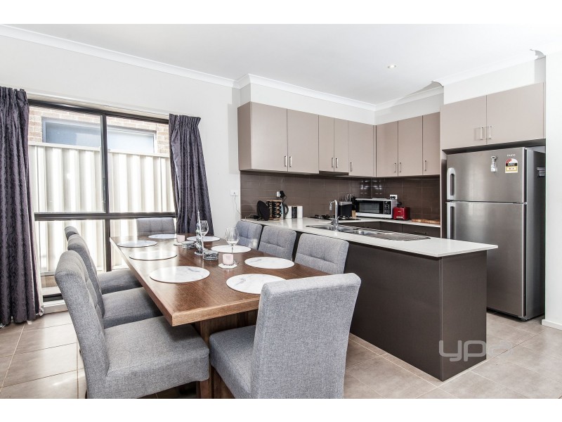 11/40 McCubbin Way, Caroline Springs VIC 3023