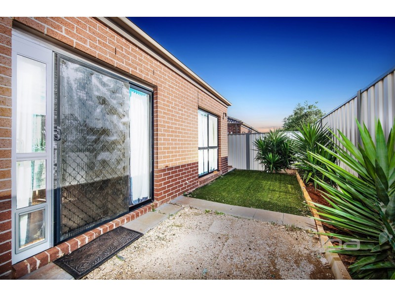 11/40 McCubbin Way, Caroline Springs VIC 3023