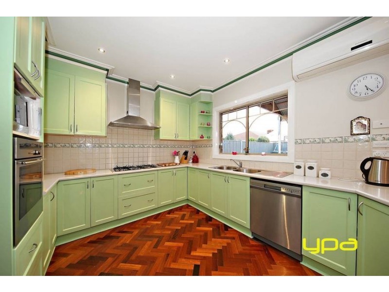 6 Coogee Place, Burnside VIC 3023