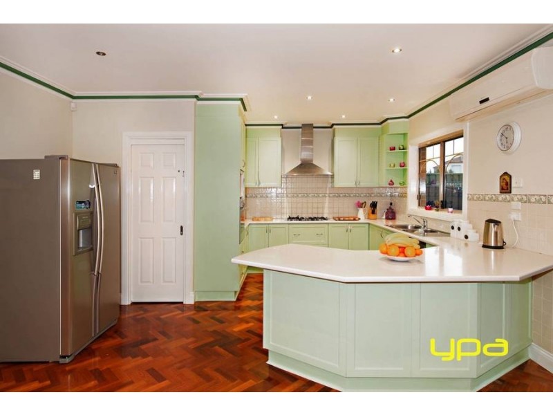 6 Coogee Place, Burnside VIC 3023