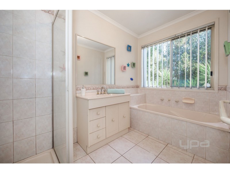 8 Niewand Avenue, Burnside VIC 3023