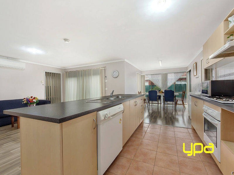 8 Fairweather Drive, Burnside VIC 3023