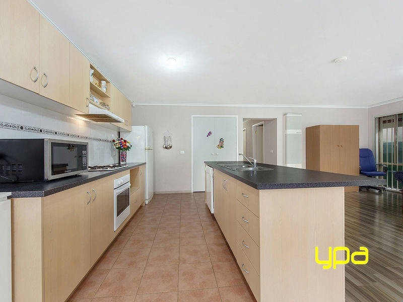 8 Fairweather Drive, Burnside VIC 3023