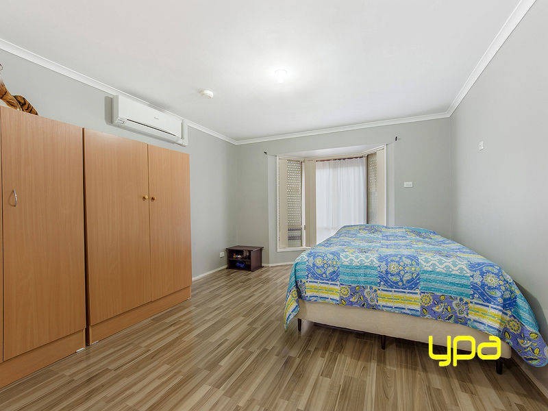 8 Fairweather Drive, Burnside VIC 3023