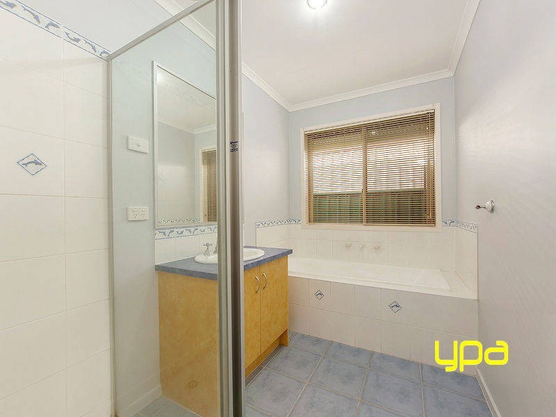 8 Fairweather Drive, Burnside VIC 3023