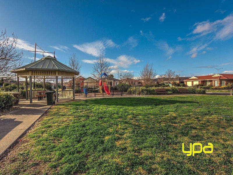 8 Fairweather Drive, Burnside VIC 3023