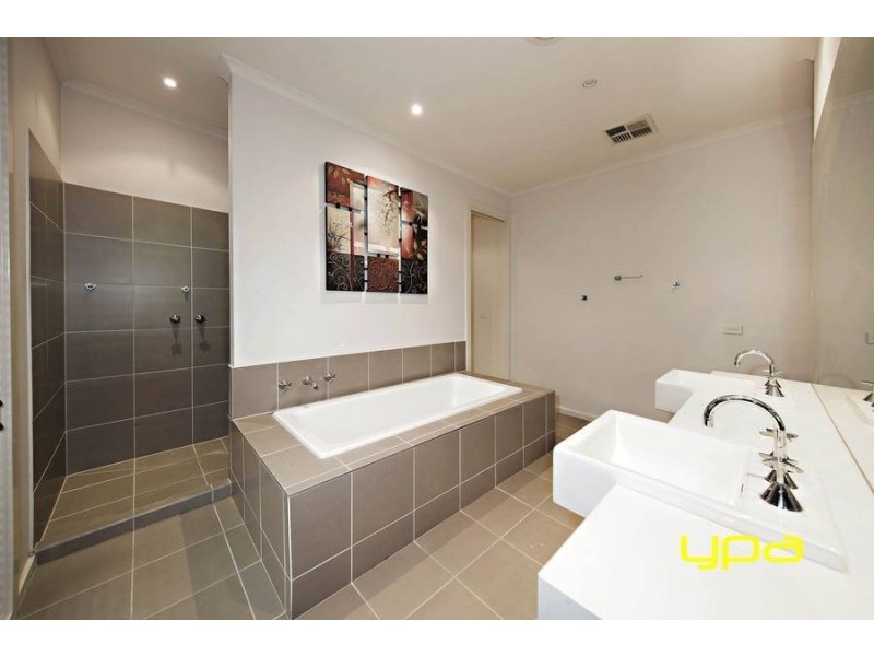 10 Bimbadeen Street, Burnside VIC 3023