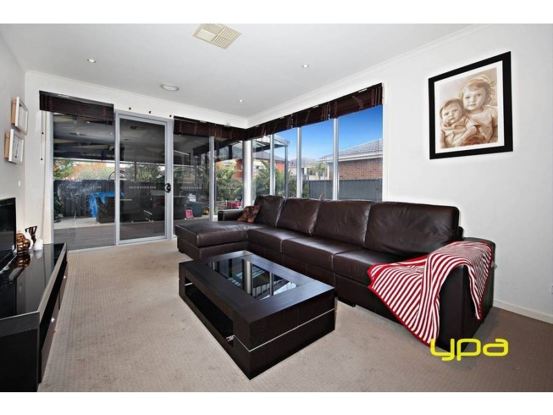 10 Bimbadeen Street, Burnside VIC 3023