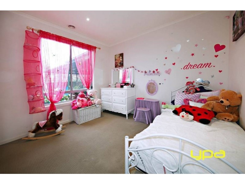 10 Bimbadeen Street, Burnside VIC 3023