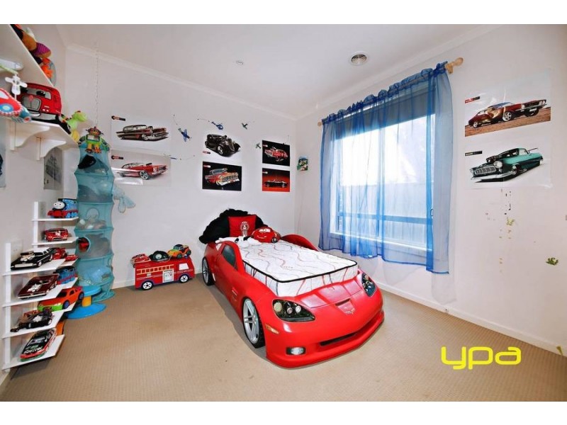 10 Bimbadeen Street, Burnside VIC 3023