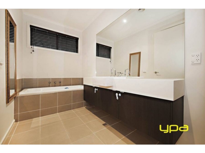 10 Bimbadeen Street, Burnside VIC 3023