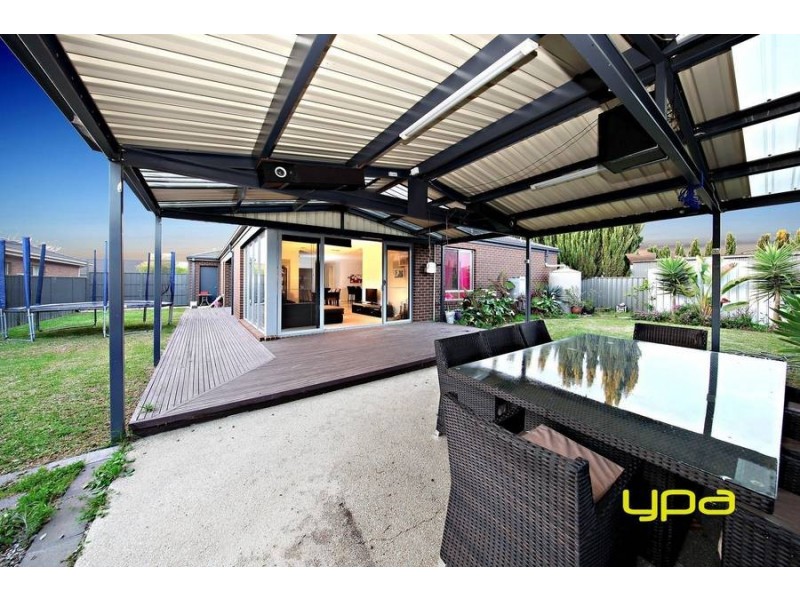 10 Bimbadeen Street, Burnside VIC 3023