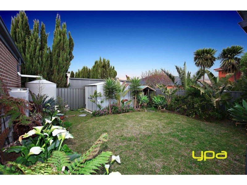 10 Bimbadeen Street, Burnside VIC 3023