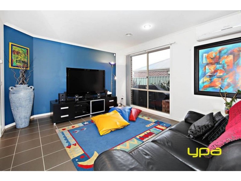 34 Dahlia Drive, Caroline Springs VIC 3023