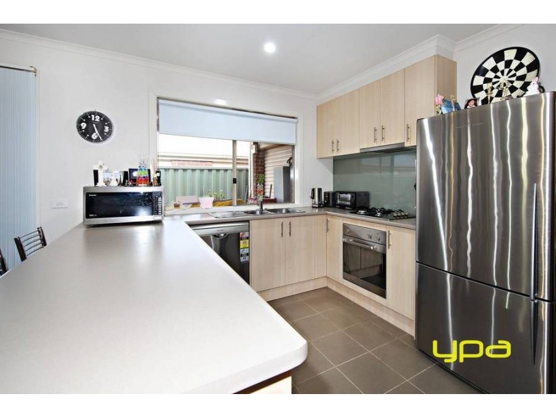 34 Dahlia Drive, Caroline Springs VIC 3023