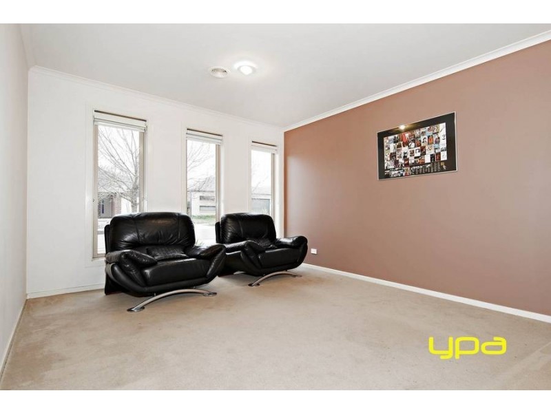 34 Dahlia Drive, Caroline Springs VIC 3023