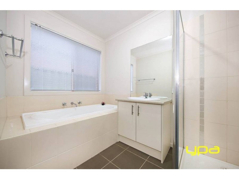 34 Dahlia Drive, Caroline Springs VIC 3023