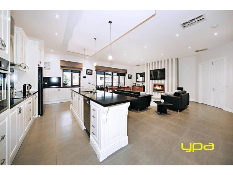 9 Rosella Crescent, Caroline Springs VIC 3023