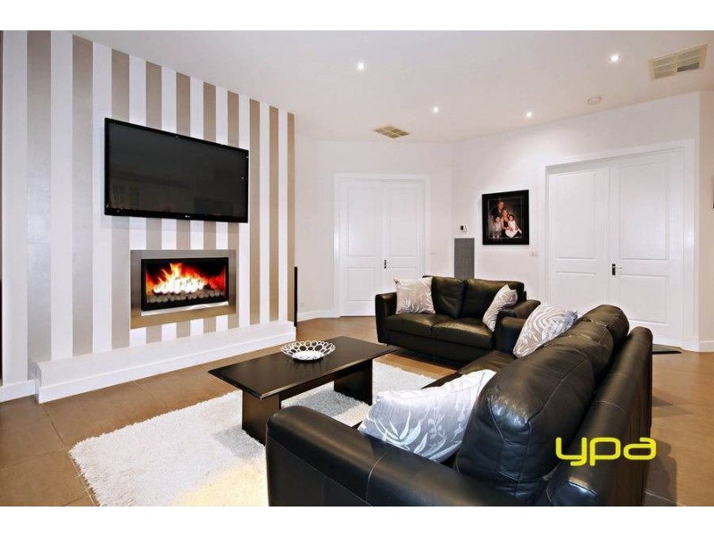 9 Rosella Crescent, Caroline Springs VIC 3023