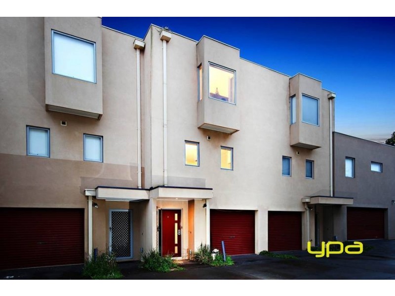 3/4 Hopetoun Green, Caroline Springs VIC 3023