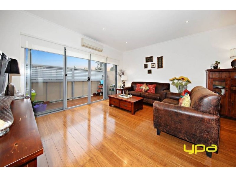 3/4 Hopetoun Green, Caroline Springs VIC 3023