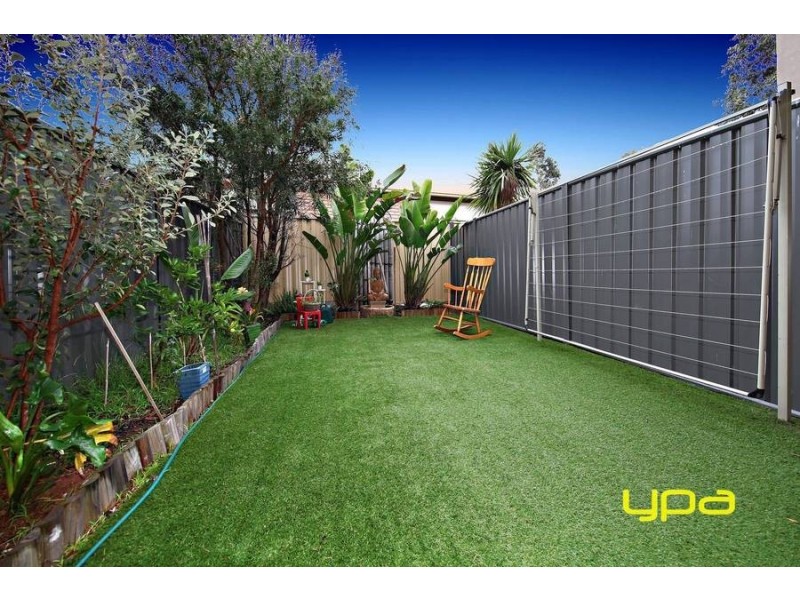 3/4 Hopetoun Green, Caroline Springs VIC 3023