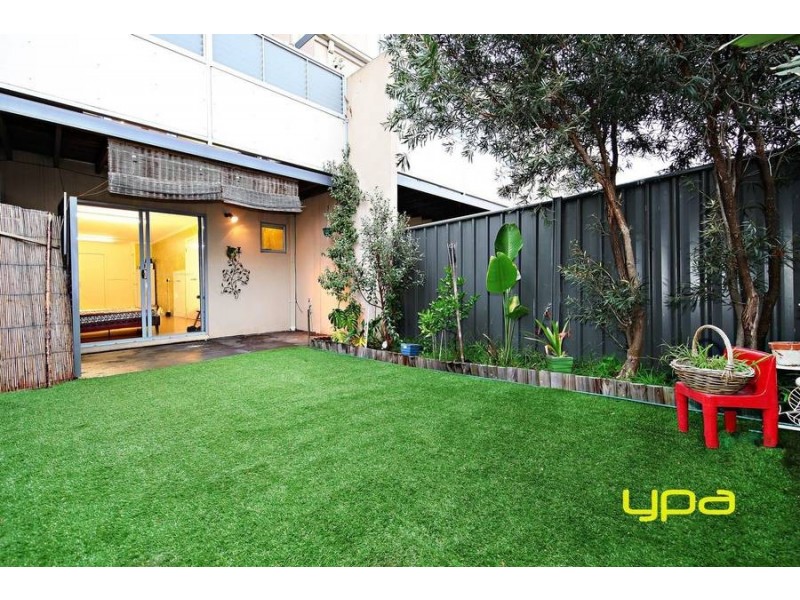 3/4 Hopetoun Green, Caroline Springs VIC 3023