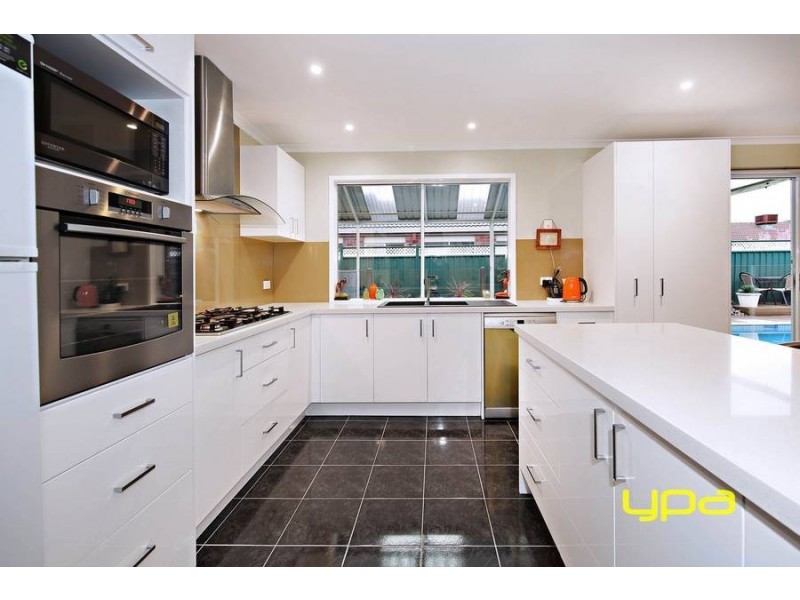 19 Saxby Court, Burnside VIC 3023