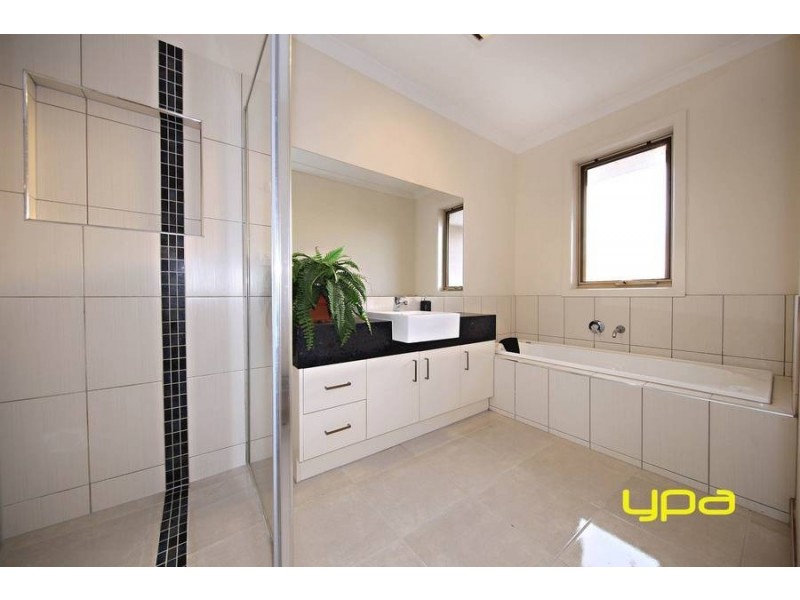 23 Glenmaggie Chase, Caroline Springs VIC 3023