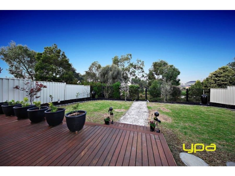 23 Glenmaggie Chase, Caroline Springs VIC 3023