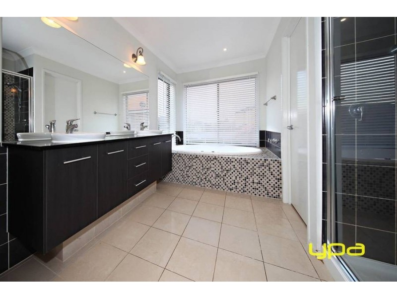 1 Cranwell Square, Caroline Springs VIC 3023