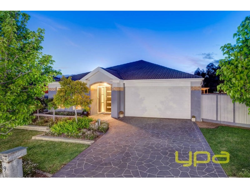 19 Netherton Place, Caroline Springs VIC 3023