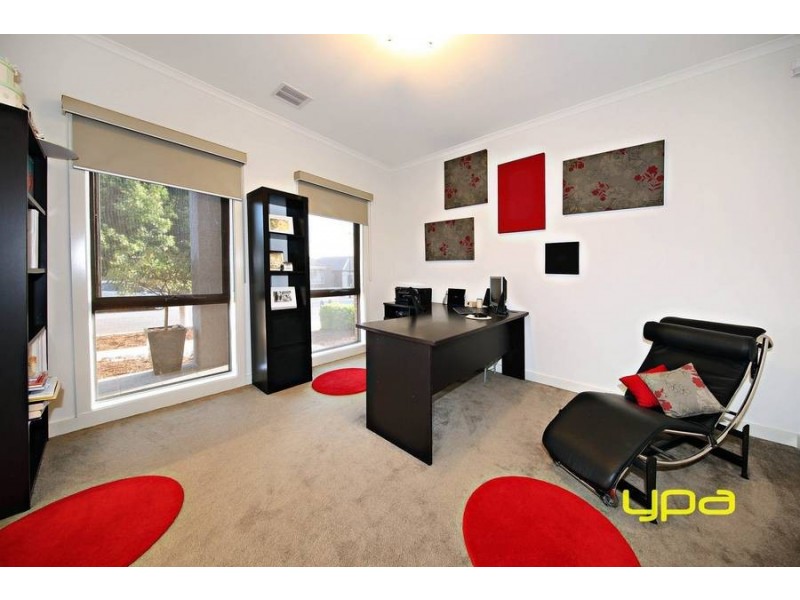4 Bunyip Walk, Caroline Springs VIC 3023