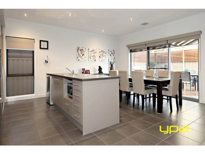 4 Bunyip Walk, Caroline Springs VIC 3023