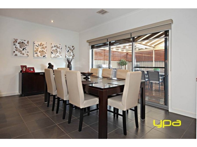 4 Bunyip Walk, Caroline Springs VIC 3023