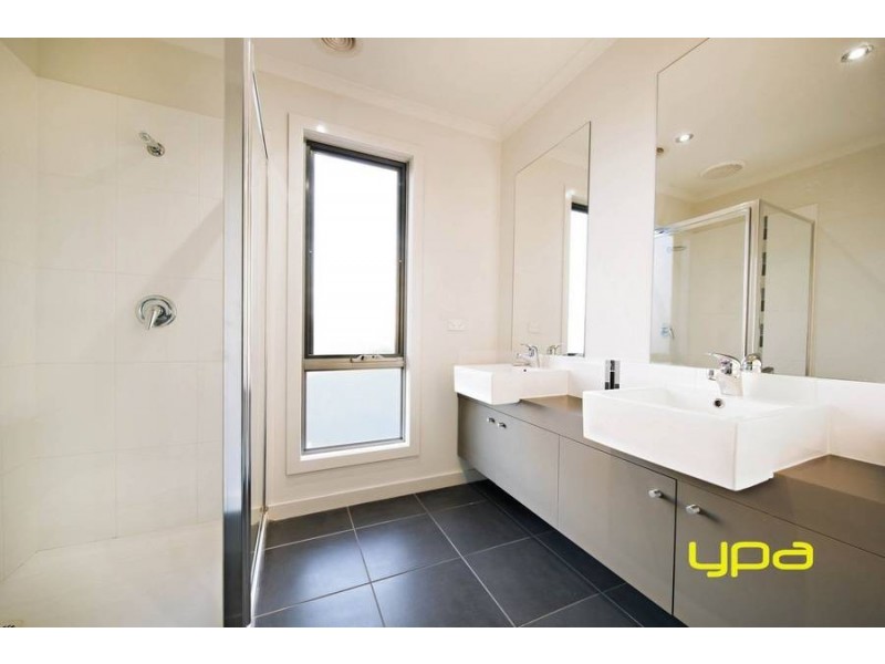 4 Bunyip Walk, Caroline Springs VIC 3023
