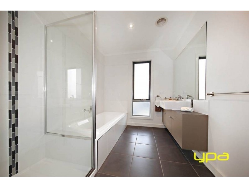 4 Bunyip Walk, Caroline Springs VIC 3023