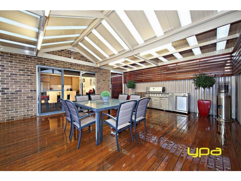 4 Bunyip Walk, Caroline Springs VIC 3023