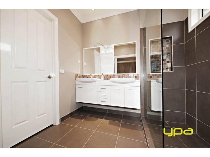 18 Goodenia Way, Caroline Springs VIC 3023