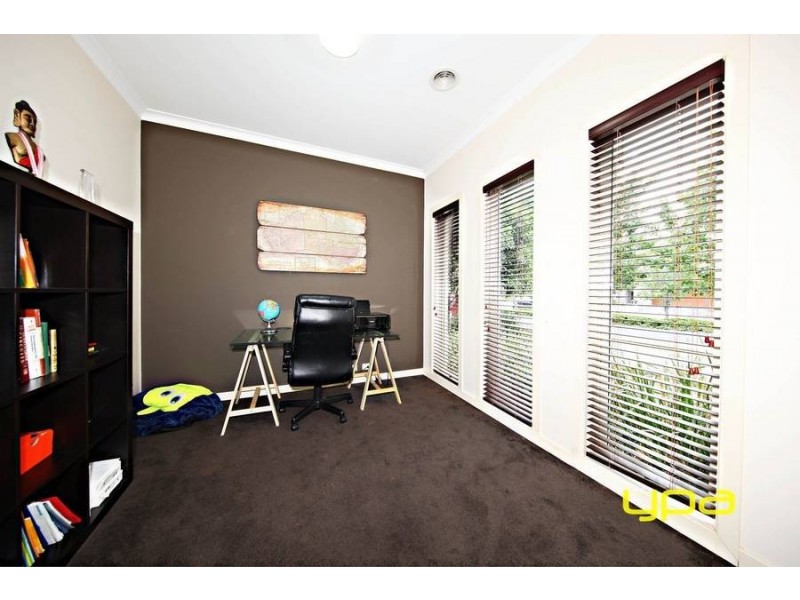 10 The Avenue, Caroline Springs VIC 3023