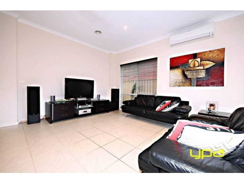 10 The Avenue, Caroline Springs VIC 3023