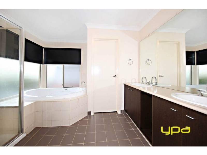 10 The Avenue, Caroline Springs VIC 3023