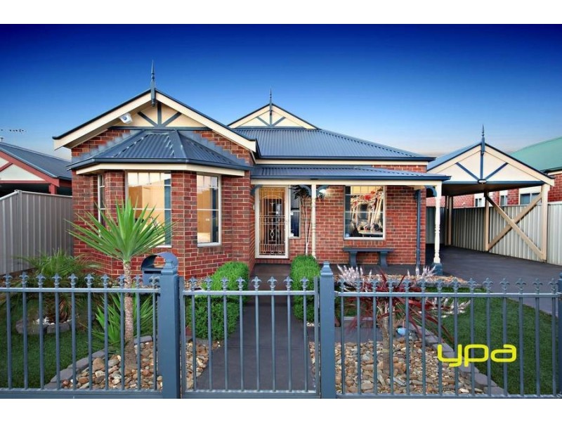 8 Great Barr Crescent, Caroline Springs VIC 3023