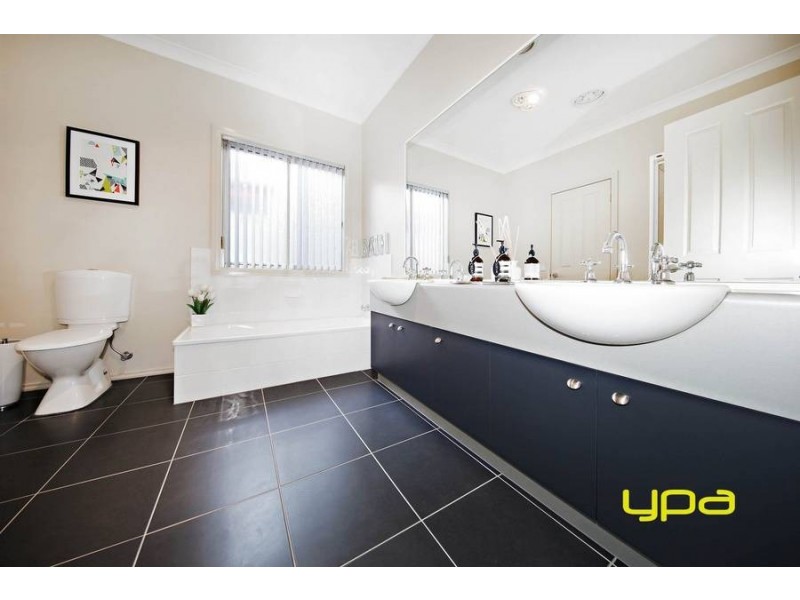 8 Great Barr Crescent, Caroline Springs VIC 3023