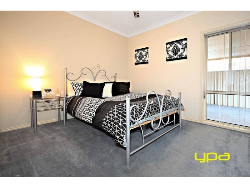 8 Great Barr Crescent, Caroline Springs VIC 3023