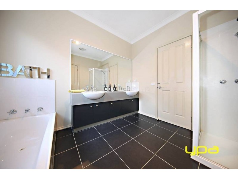 8 Great Barr Crescent, Caroline Springs VIC 3023