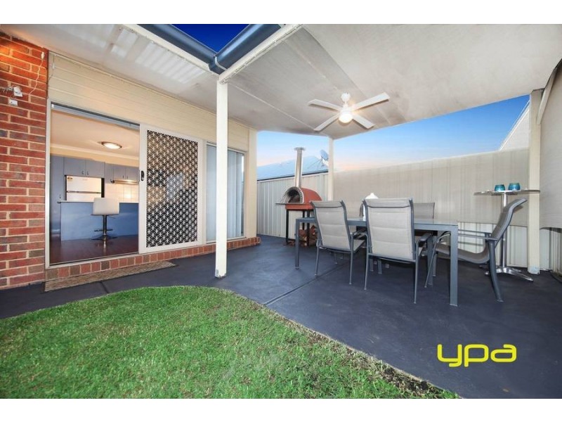 8 Great Barr Crescent, Caroline Springs VIC 3023