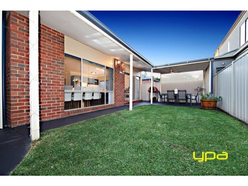 8 Great Barr Crescent, Caroline Springs VIC 3023
