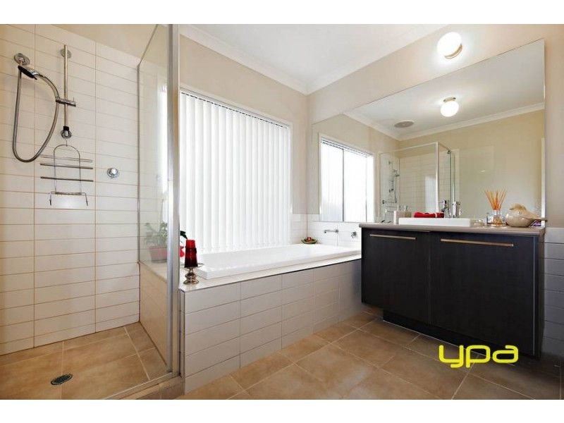 17 Lindley Avenue, Caroline Springs VIC 3023