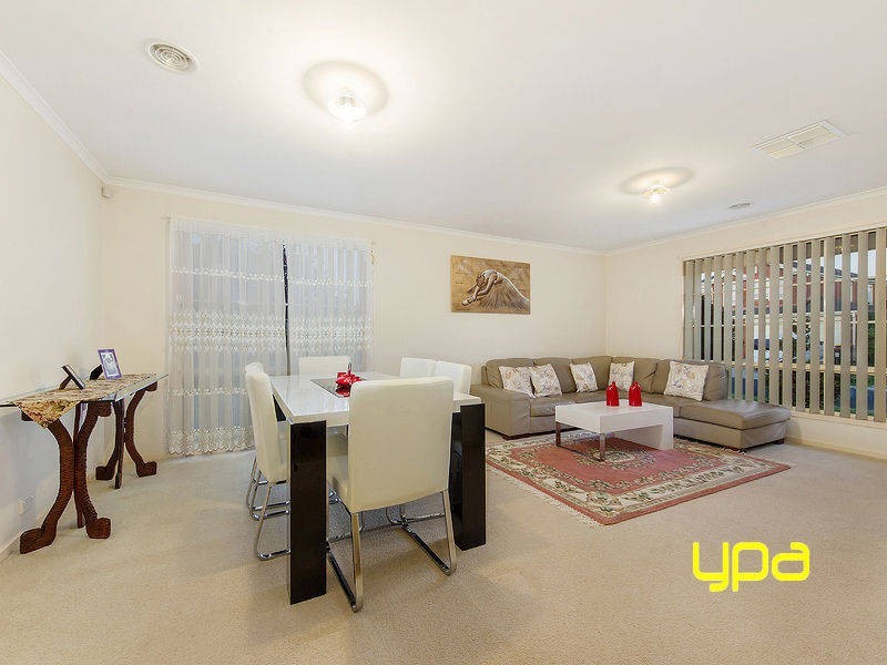 10 Daylesford Terrace, Caroline Springs VIC 3023